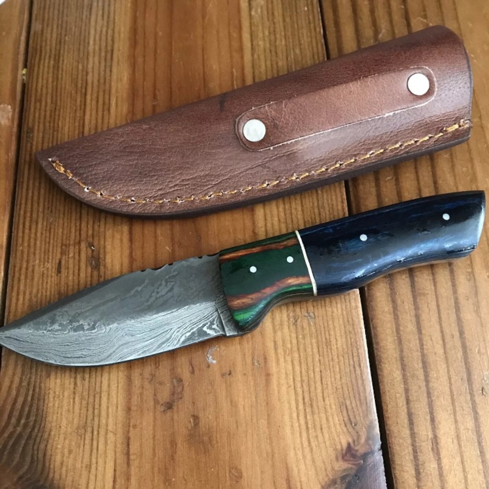 Damascus knife : cutting , hunting
